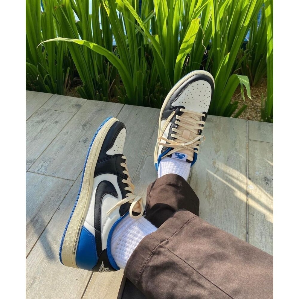 Travis Scott x Air Jordan 1 Low 'Fragment' görsel 2
